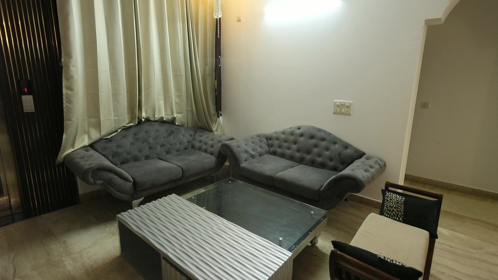 Separate living room in the inpatient suite at Neuranta, Sector 39 Gurugram, with two sofas and a low table for visiting family