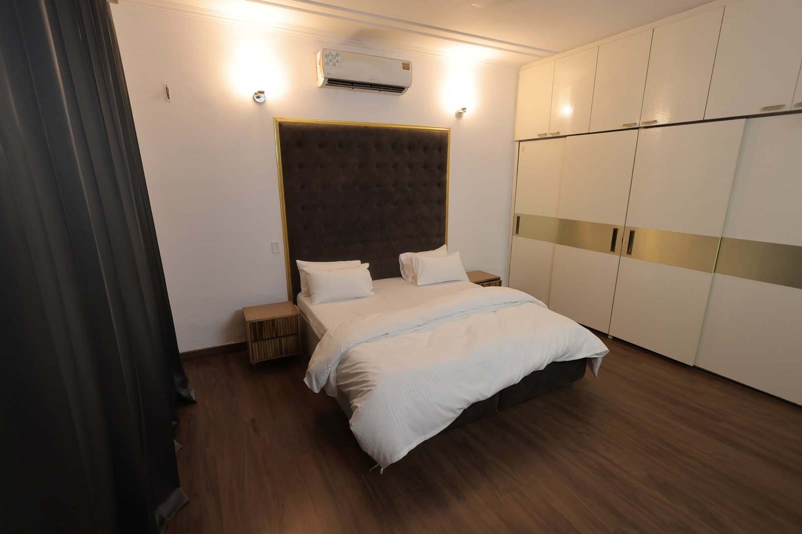 Private inpatient room at Neuranta rehabilitation centre, Sector 39 Gurugram, with a double bed and full-height wardrobe storage